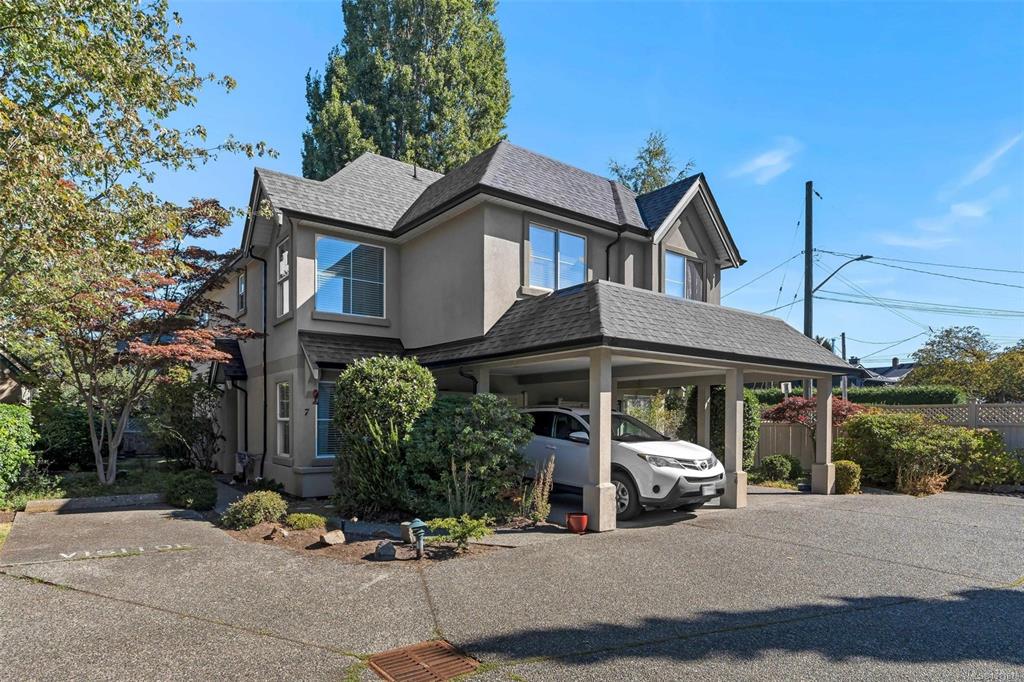 Third View of 2633 Shelbourne St, Victoria, BC, V8R 4M1
