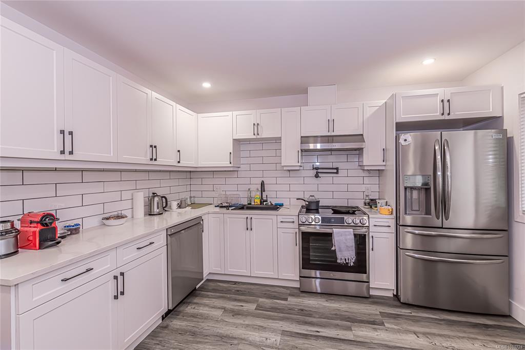 Third View of 981 Tattersall Dr, Saanich, BC, V8X 2X1