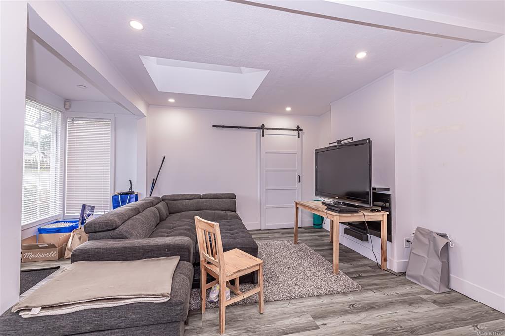 Fifth View of 981 Tattersall Dr, Saanich, BC, V8X 2X1