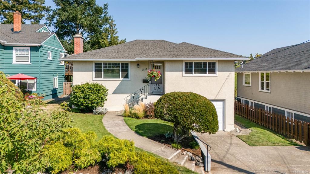 Third View of 3223 Doncaster Dr, Saanich, BC, V8P 3V3