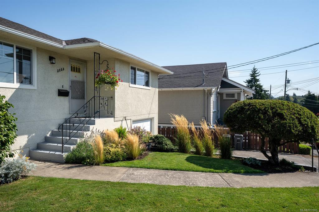 Fourth View of 3223 Doncaster Dr, Saanich, BC, V8P 3V3
