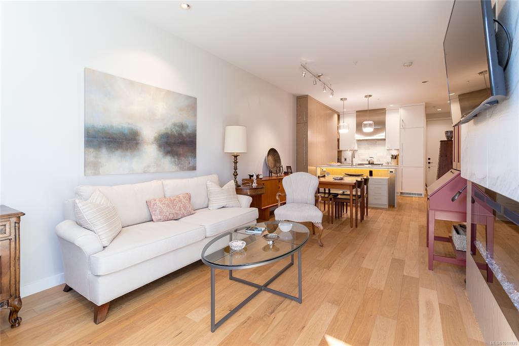 Fifth View of 1201 Fort St, Victoria, BC, V8V 3L1