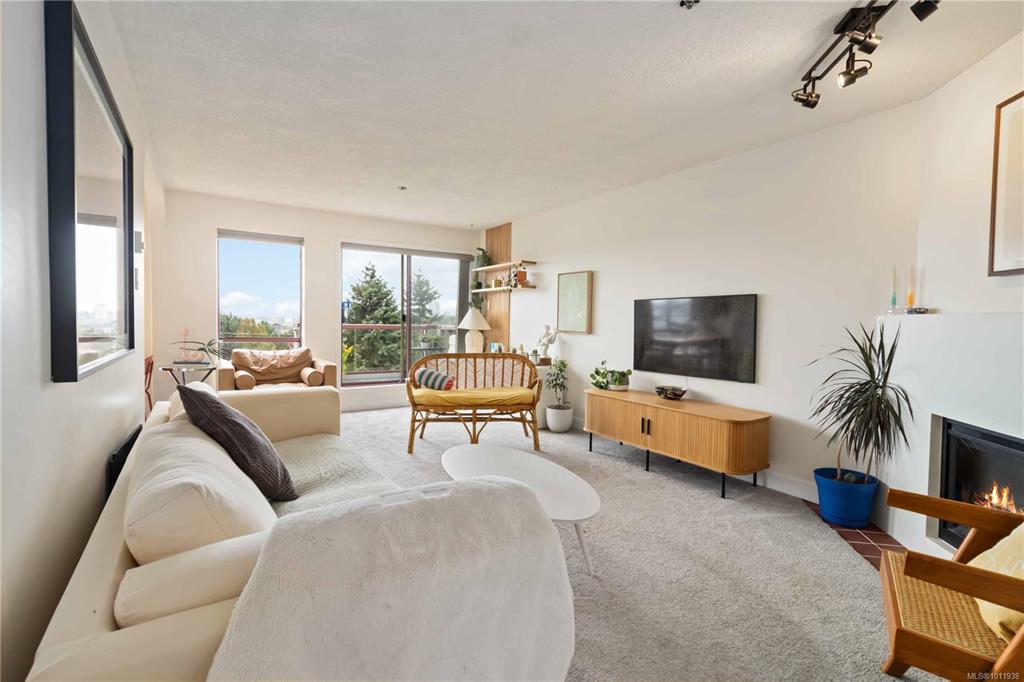 Third View of 545 Manchester Rd, Hampton Court, Victoria, BC, V8T 5H6