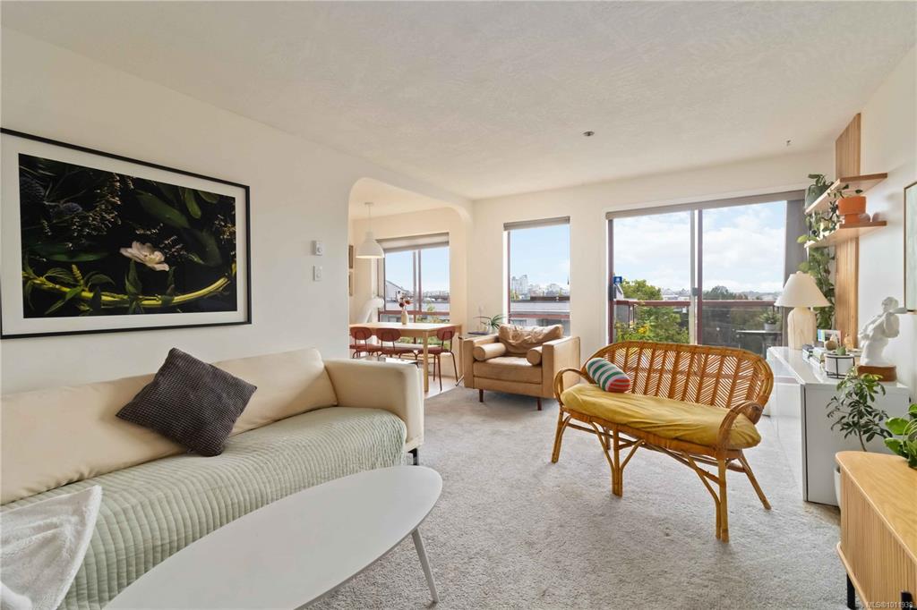 Fifth View of 545 Manchester Rd, Hampton Court, Victoria, BC, V8T 5H6