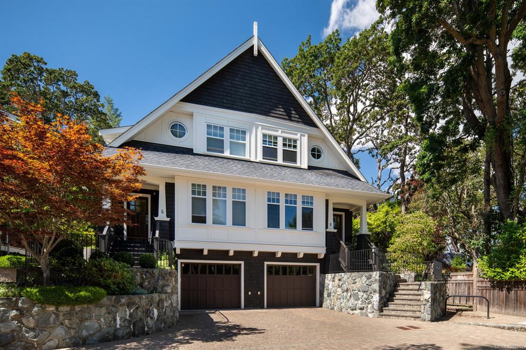Third View of 1770 Rockland Ave, Victoria, BC, V8S 1X2