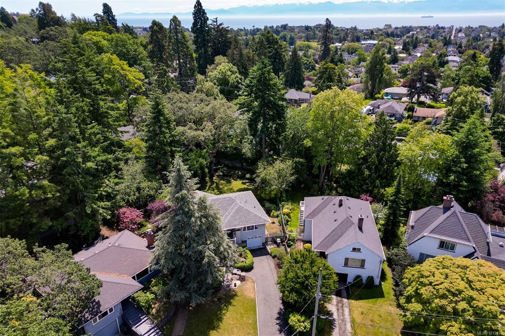 Third View of 1033 Pentrelew Pl, Victoria, BC, V8V 4J5
