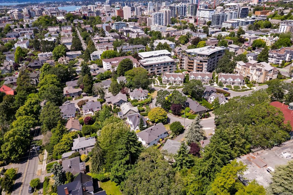 Fifth View of 1033 Pentrelew Pl, Victoria, BC, V8V 4J5