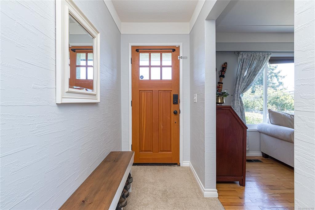 Fourth View of 3904 Anton St, Saanich, BC, V8Z 4M3