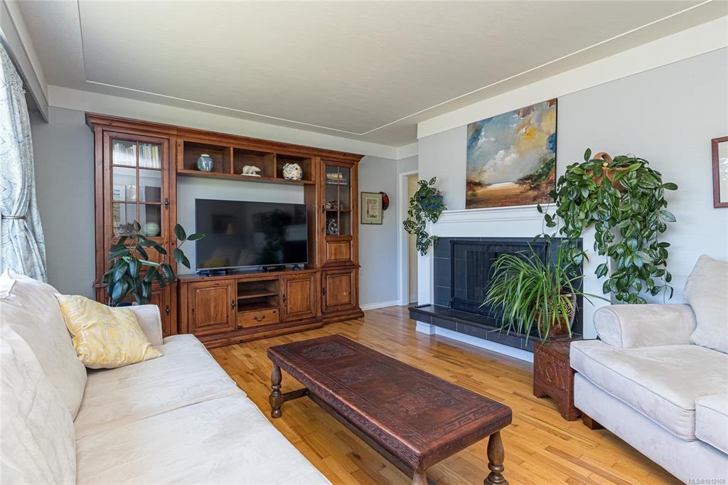 Fifth View of 3904 Anton St, Saanich, BC, V8Z 4M3