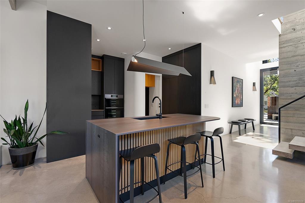 Fifth View of 862 Somenos St, Victoria, BC, V8S 4A6