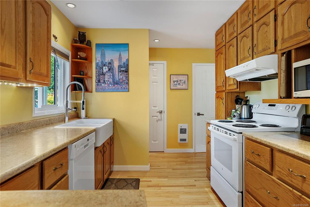 Fifth View of 2808 Wyndeatt Ave, Saanich, BC, V9A 2L8