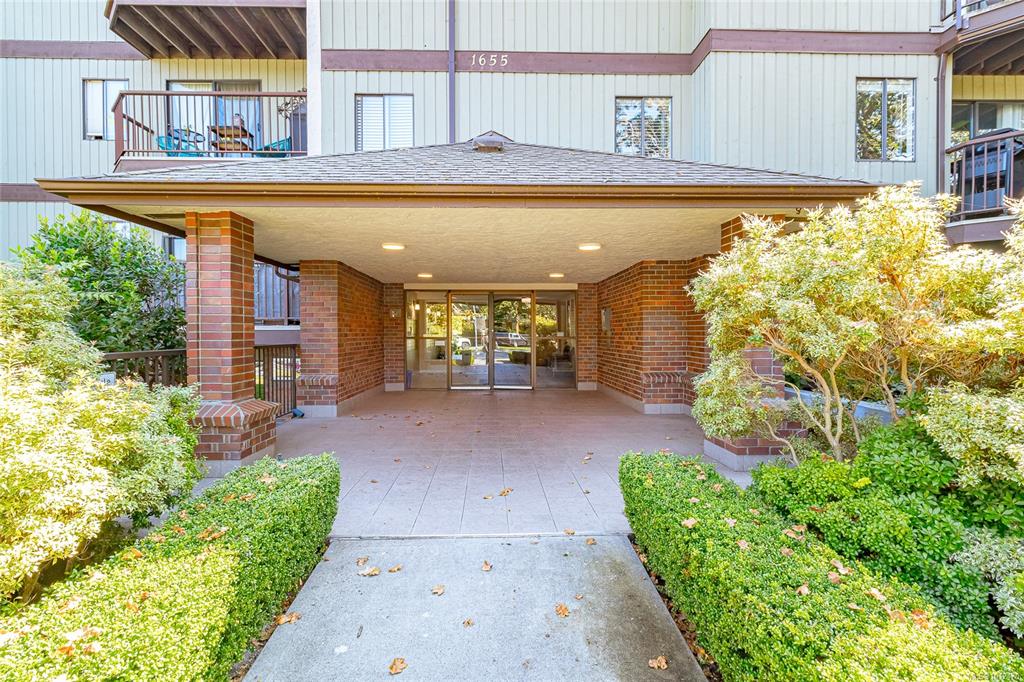 Third View of 1655 Begbie St, Chestnut Grove, Victoria, BC, V8R 1L4