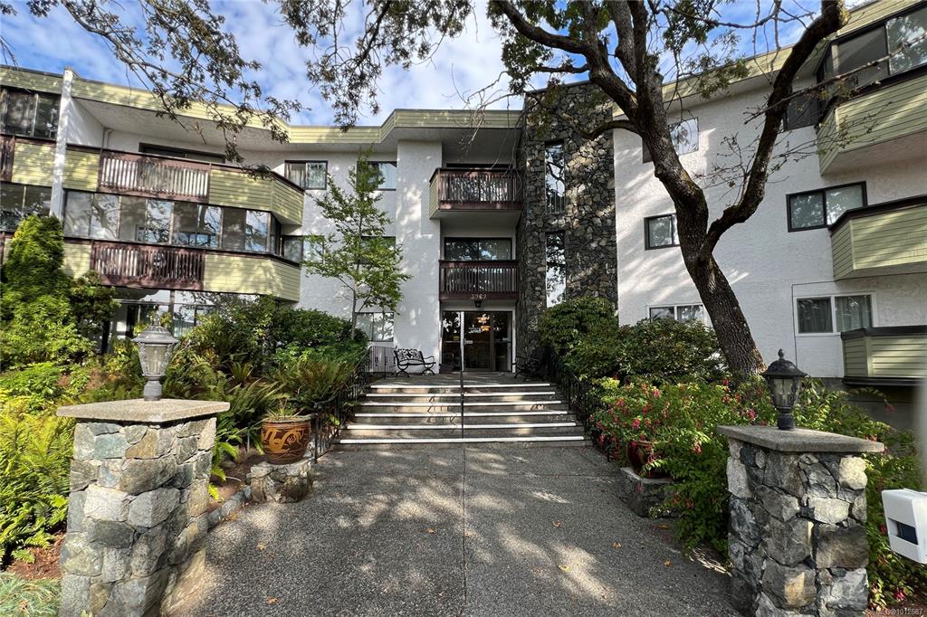 3962 Cedar Hill Rd, 1012687, BC,