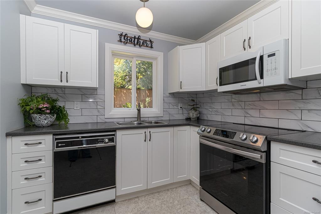 Fourth View of 932 Tattersall Dr, Saanich, BC, V8X 2W9