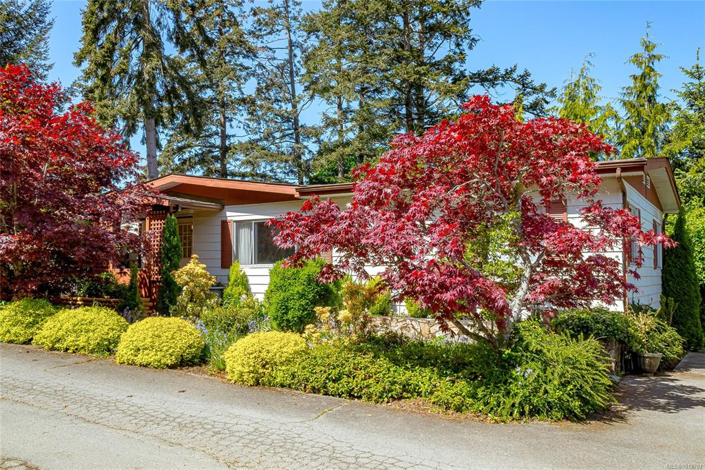 Third View of 60 Cooper Rd, View Royal, BC, V9A 4K2
