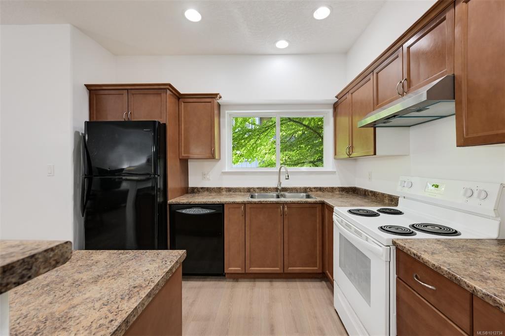 Fifth View of 1405 Mallek Cres, Copperwood Court, Victoria, BC, V8T 0A3