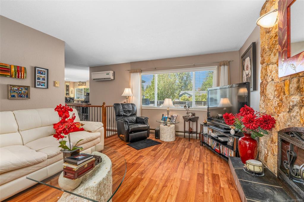 Fourth View of 955 Tattersall Dr, Saanich, BC, V8X 2X1