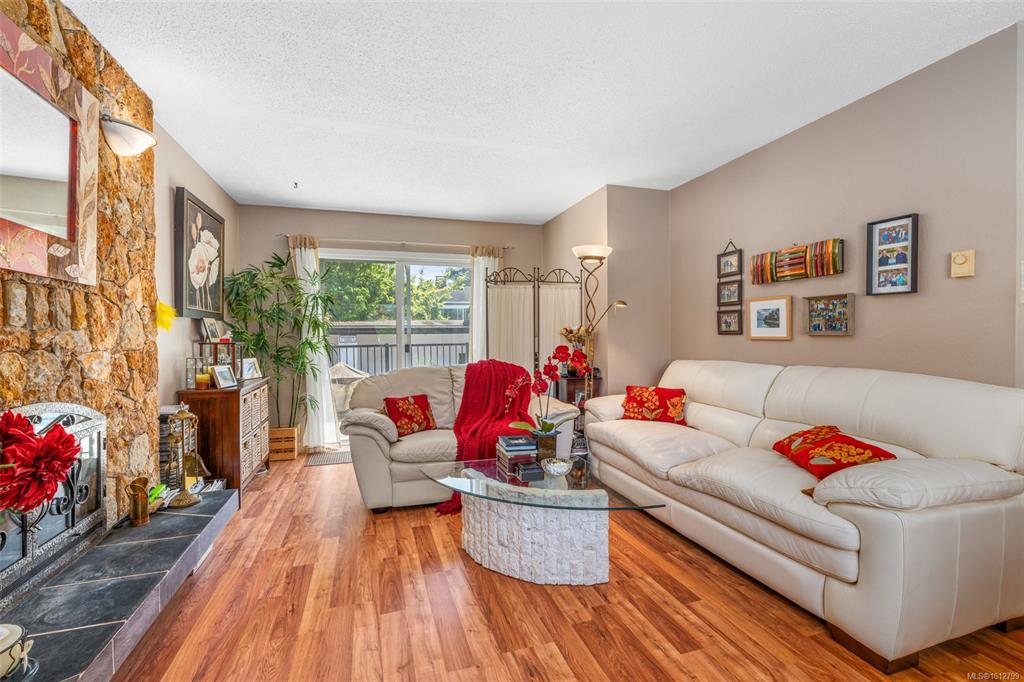 Fifth View of 955 Tattersall Dr, Saanich, BC, V8X 2X1