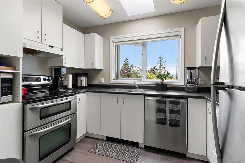 Fourth View of 3230 Glasgow Ave, Saanich, BC, V8X 1M2