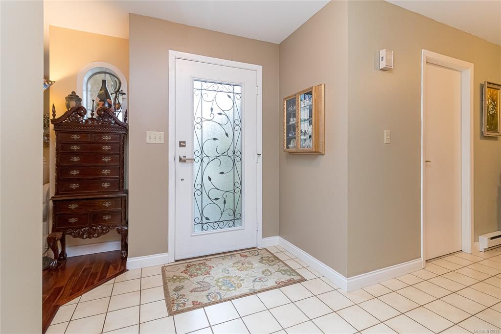 Fifth View of 2735 Cadboro Bay Rd, Oak Bay, BC, V8R 5J6