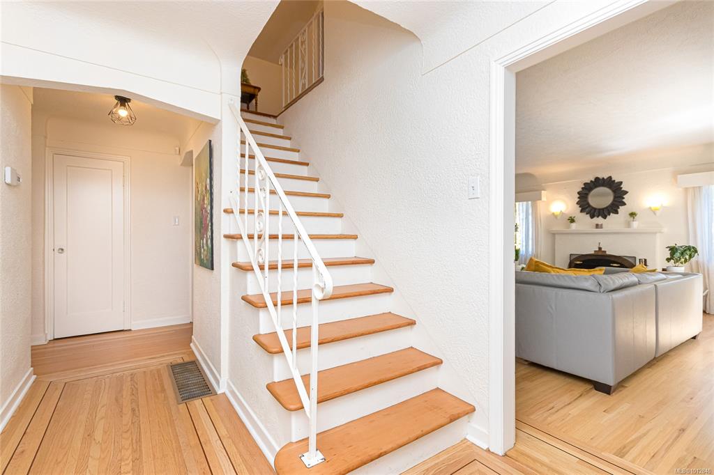 Fifth View of 3074 Colquitz Ave, Saanich, BC, V9A 2M3