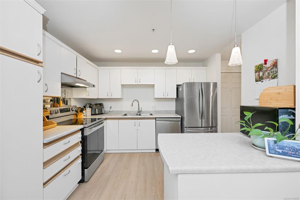 Fourth View of 3363 Glasgow Ave, Saanich, BC, V8X 1M5