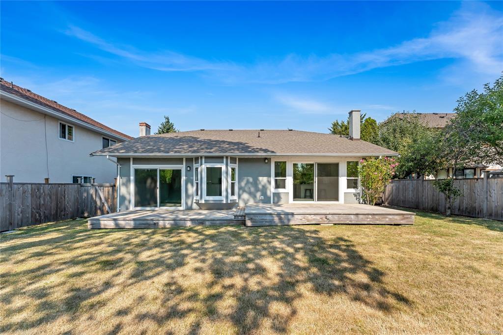 Fourth View of 1717 Applewood Pl, Saanich, BC, V8N 3N6
