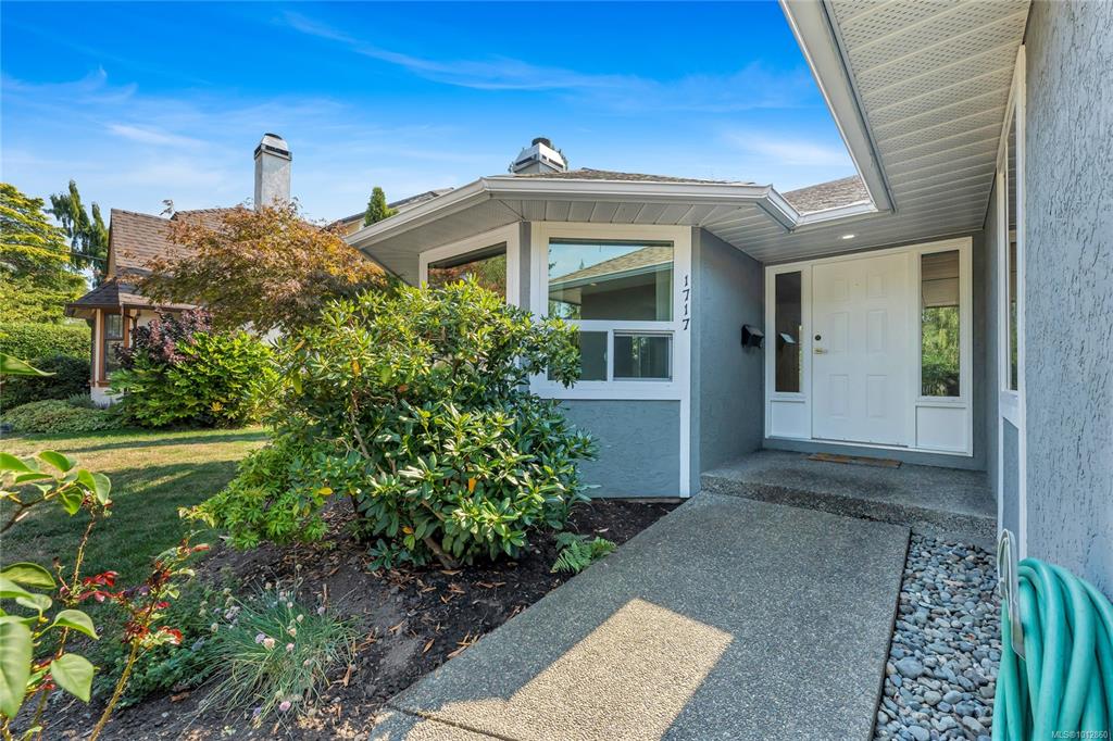 Fifth View of 1717 Applewood Pl, Saanich, BC, V8N 3N6