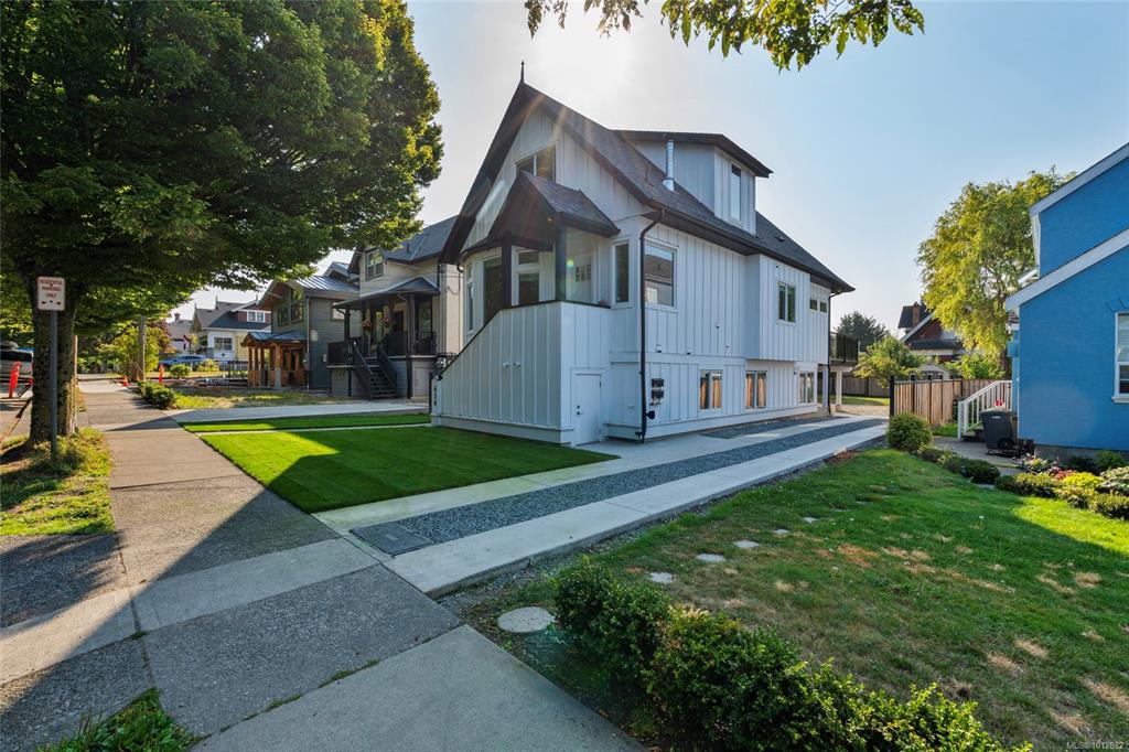Second View of 658 Pine St, Victoria, BC, V9A 2Z8
