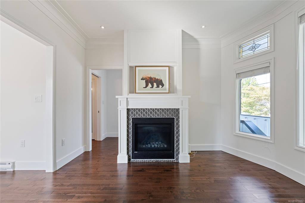Fourth View of 658 Pine St, Victoria, BC, V9A 2Z8