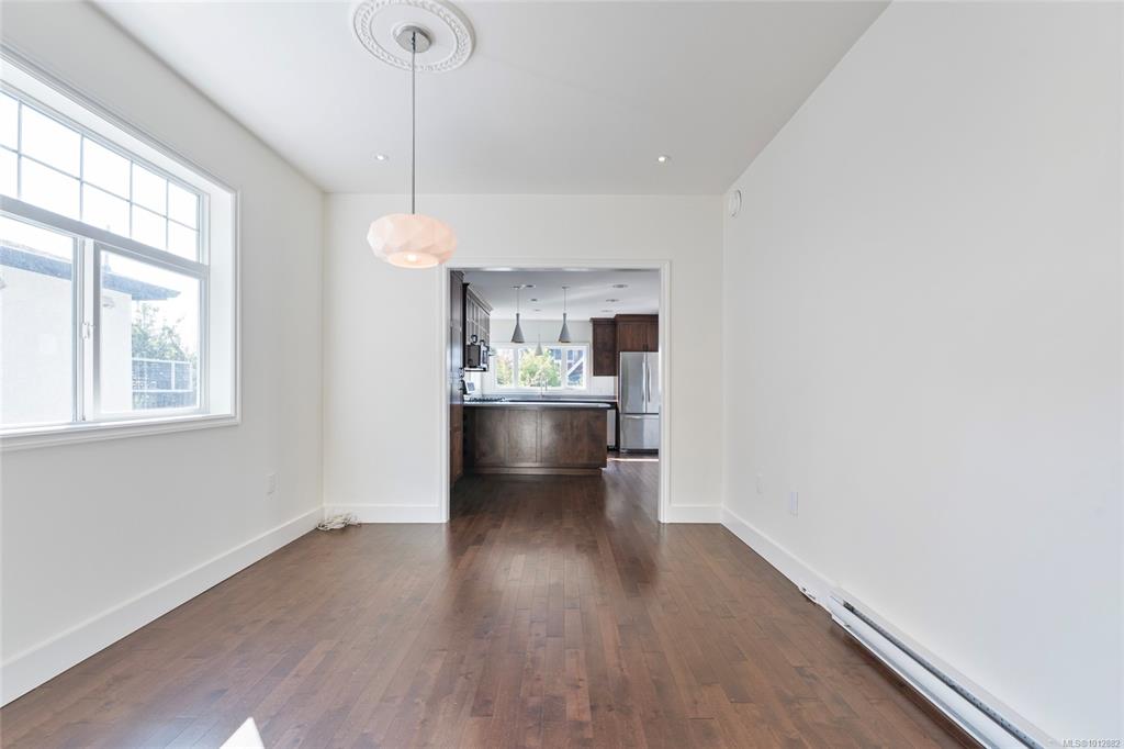Fifth View of 658 Pine St, Victoria, BC, V9A 2Z8