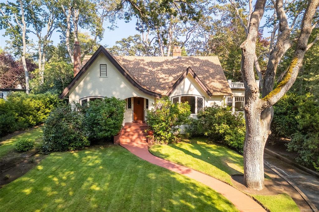 Second View of 3375 Weald Rd, Oak Bay, BC, V8R 6E4