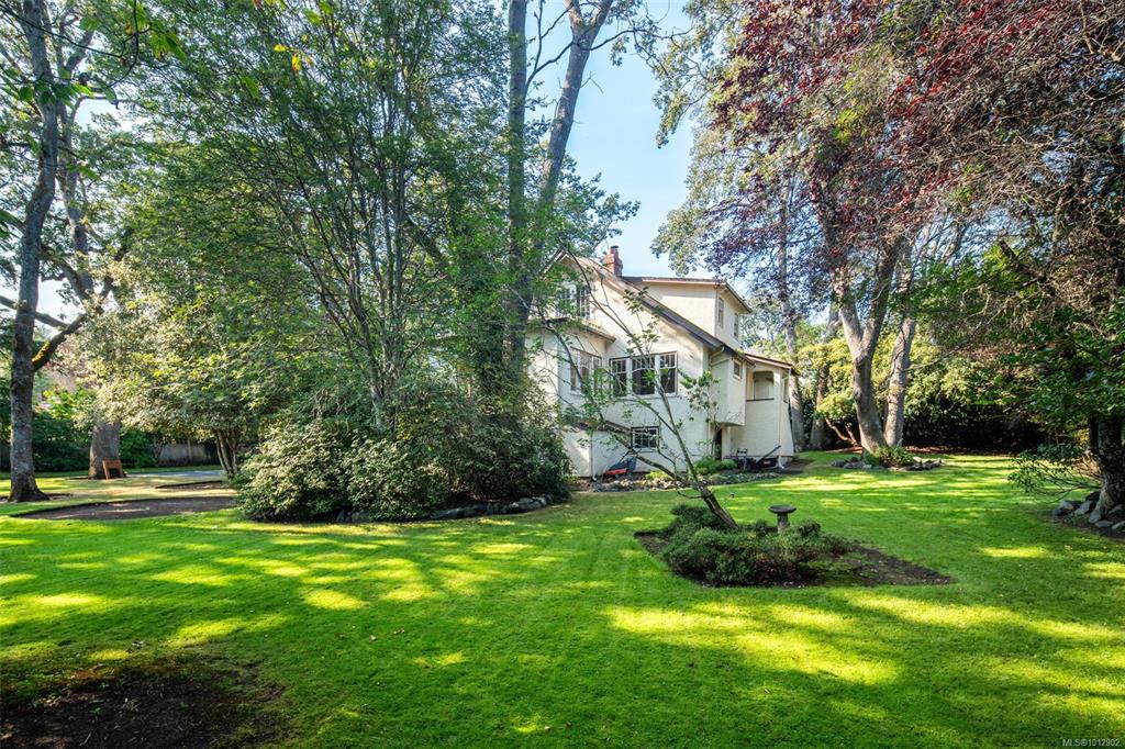 Fourth View of 3375 Weald Rd, Oak Bay, BC, V8R 6E4