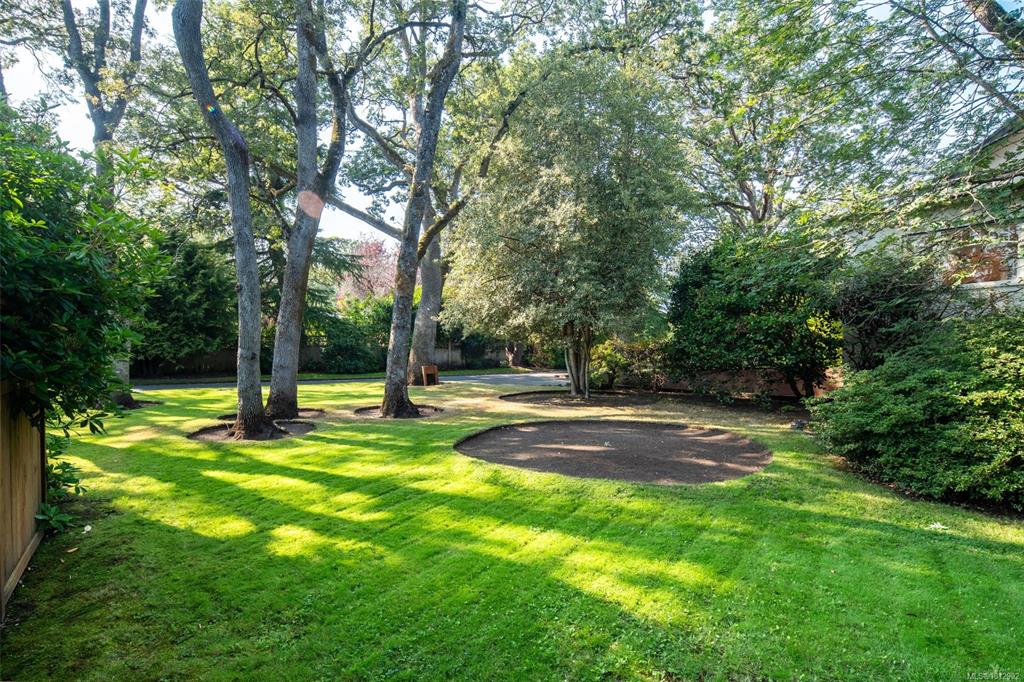 Fifth View of 3375 Weald Rd, Oak Bay, BC, V8R 6E4