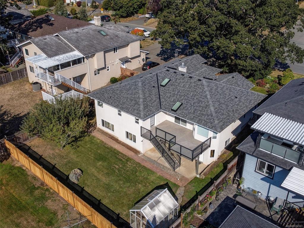 Third View of 877 Beckwith Ave, Saanich, BC, V8X 3S2