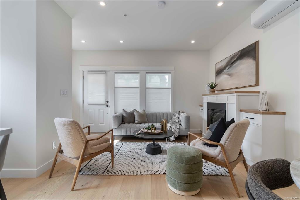 Second View of 633 Belton Ave, Victoria, BC, V9A 2Z5
