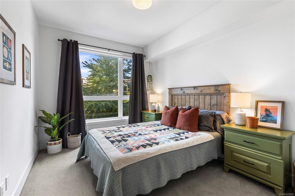 Fifth View of 317 Burnside Rd E, Victoria, BC, V9A 1A6
