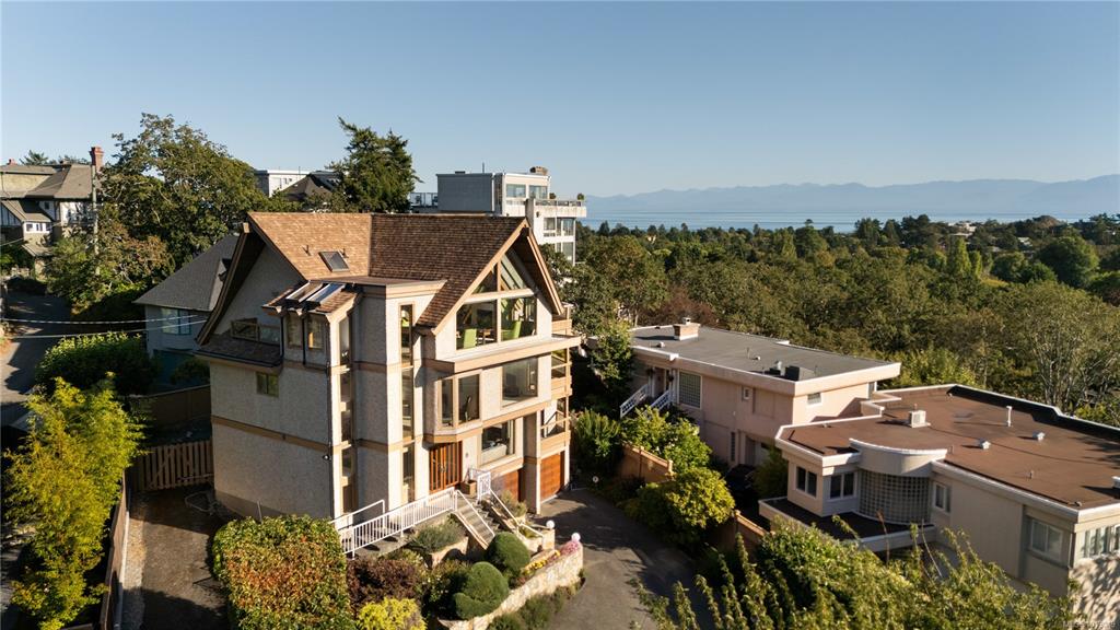 Fourth View of 711 Robleda Cres, Victoria, BC, V8S 3K6