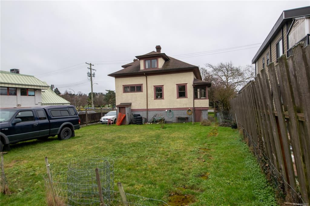 Fifth View of 920 Cloverdale Ave, Saanich, BC, V8X 2T3