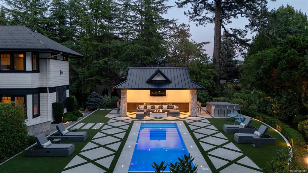 Fifth View of 3375 Ripon Rd, Oak Bay, BC, V8R 6G8