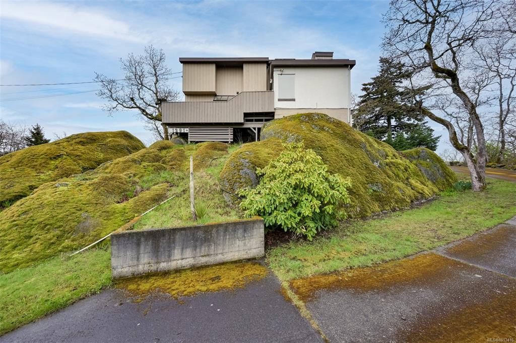 Second View of 1291 Rockcrest Ave, Esquimalt, BC, V9A 4W4