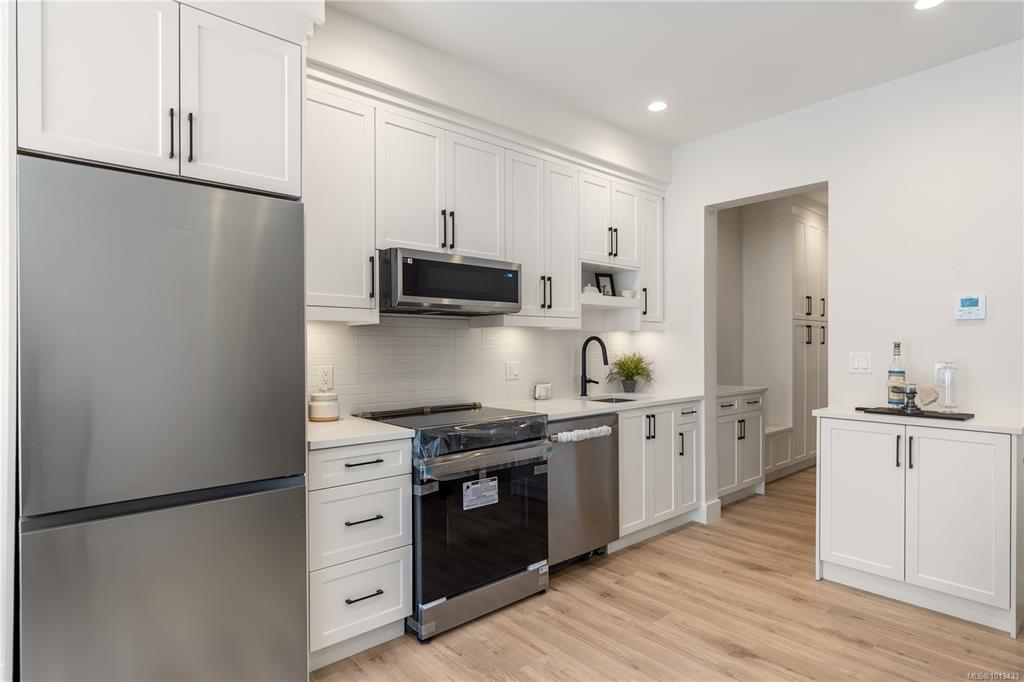 910 Old Esquimalt Rd, 1013433, BC,