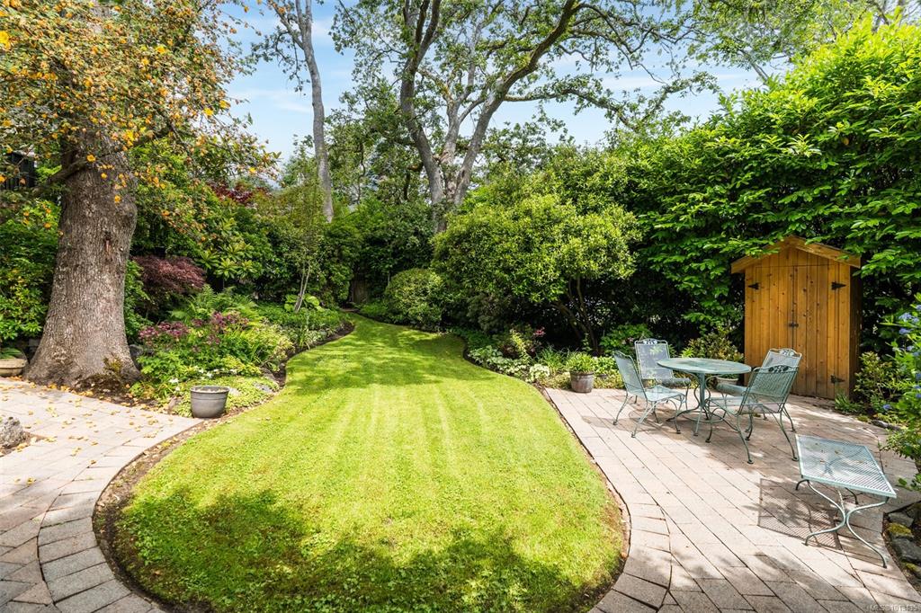 Fourth View of 2088 Falkland Pl, Oak Bay, BC, V8S 4M5
