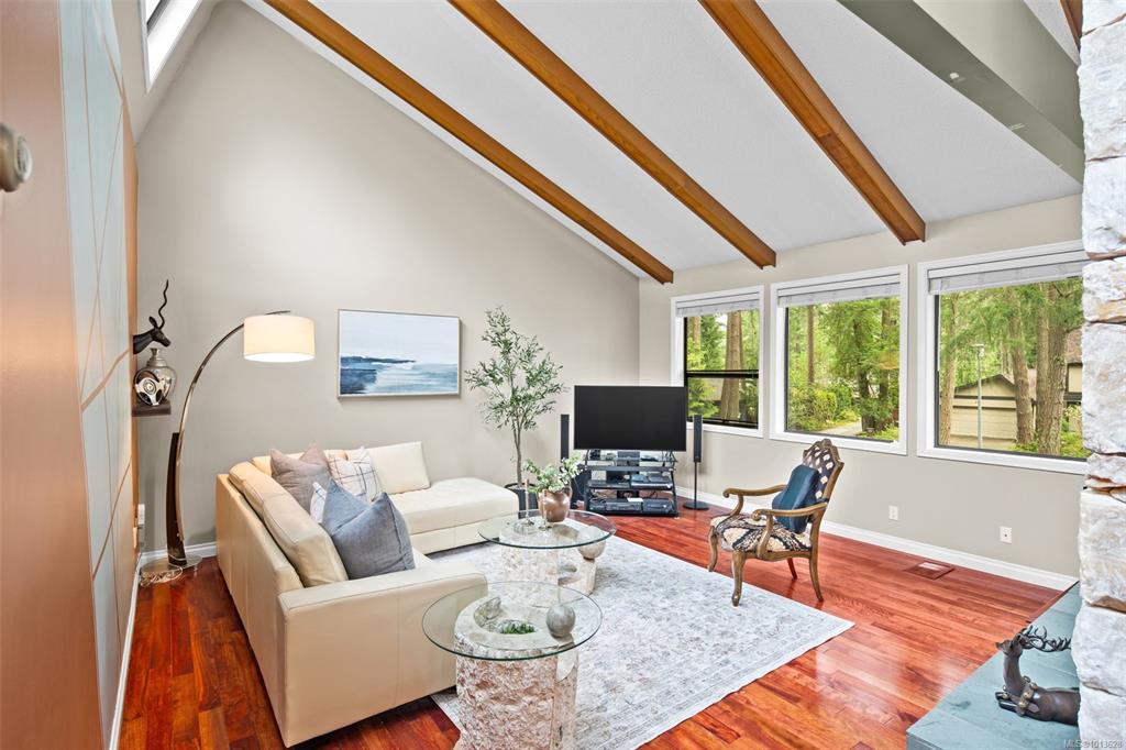 Fifth View of 990 Cottontree Close, Saanich, BC, V8X 4E9