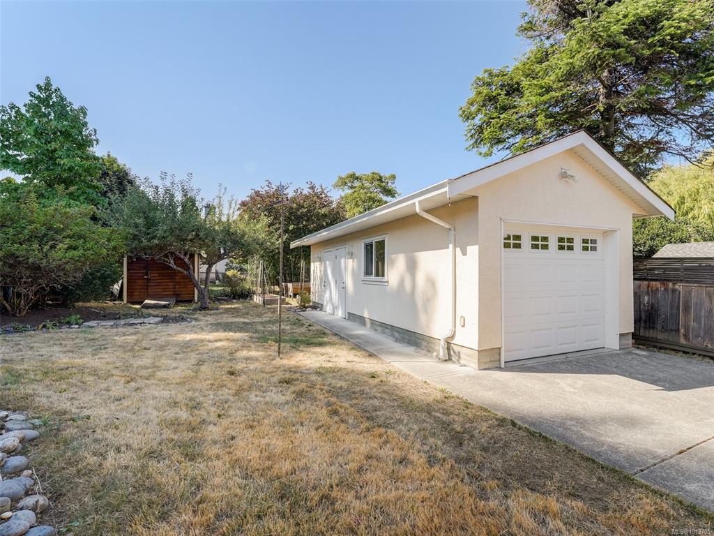 Fourth View of 2532 Shakespeare St, Victoria, BC, V8R 4G5