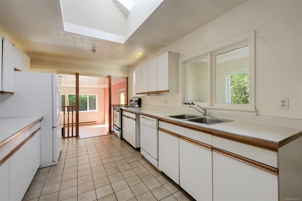 Third View of 735 Violet Ave, Saanich, BC, V8Z 2R4