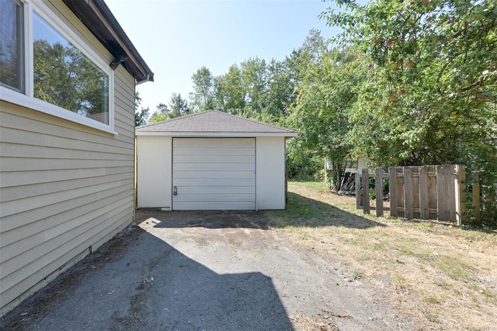 Fifth View of 735 Violet Ave, Saanich, BC, V8Z 2R4