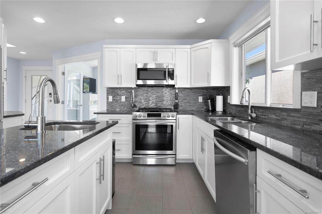 Third View of 6542 Raven Rd, Nanaimo, BC, V9V 1R1