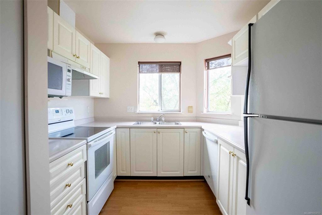Fifth View of 2511 Quadra St, Victoria, BC, V8T 4E1