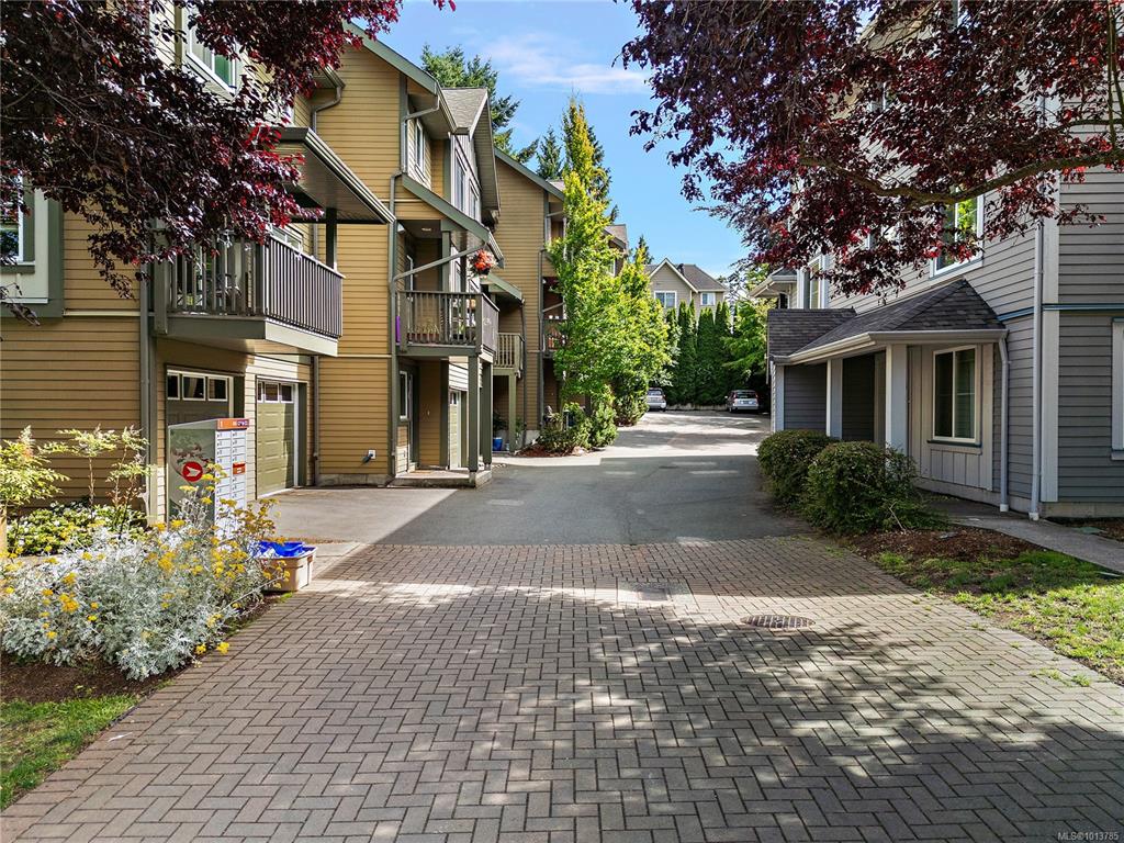 Fourth View of 1405 Mallek Cres, Victoria, BC, V8T 0A3